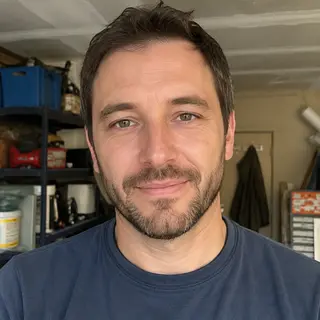 Portrait de Sébastien, ingénieur matériaux et spécialiste des joints en caoutchouc